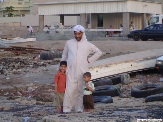 الحاج مهدي مع ابنائه